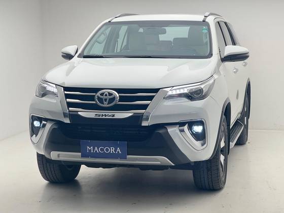 TOYOTA HILUX SW4 2.8 SRX DIAMOND 4X4 7 LUGARES 16V TURBO INTERCOOLER DIESEL 4P AUTOMÁTICO